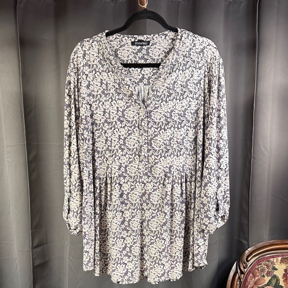 Roz & Ali Black and White Floral Blouse